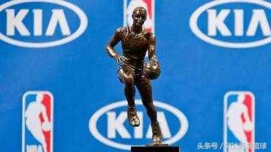 nba为什么左手运球(有没有发现NBA的MVP奖杯上的球员是左手运球？为什么呢？)