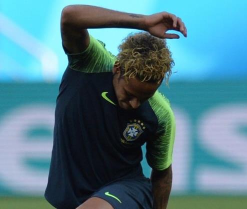 内马尔巴西世界杯发型(世界杯第三大男主角内马尔今晚首秀 新发型抢镜像泡面？)