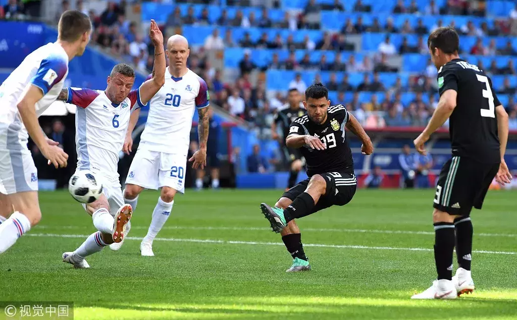 冰岛抽空来踢世界杯(冰岛球员多是兼职，扑出梅西点球的是个导演……能向他们学点什么？)