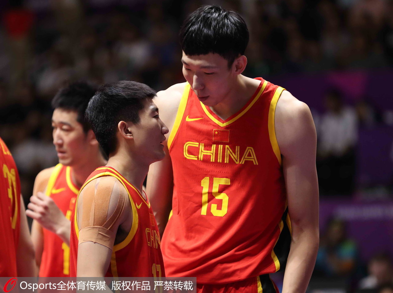 亚洲男篮中国对菲律宾(中国男篮2分险胜菲律宾，场边的姚明终于能松口气了)