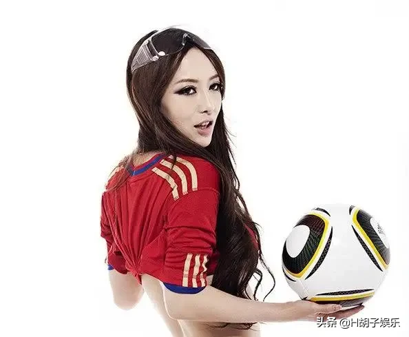 足球宝贝周韦彤(中国5大最美足球宝贝，张馨予和周韦彤上榜，你喜欢吗？)