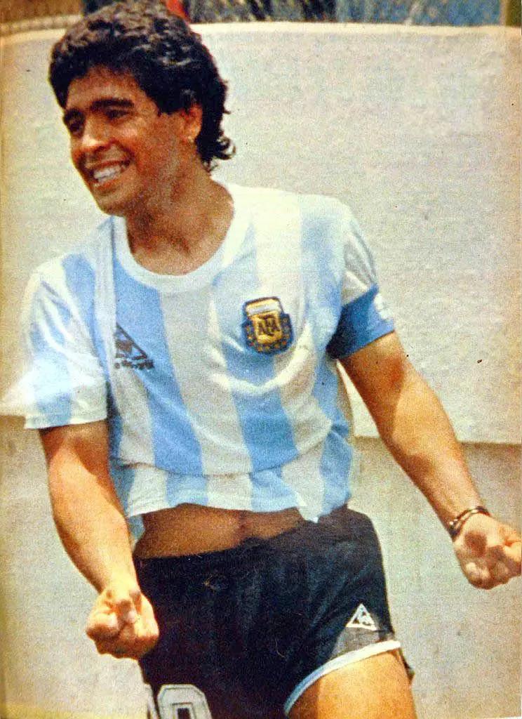 2014世界杯里奥内尔梅西(马拉多纳去世，阿根廷举国哀悼三天，一个足球运动员他凭什么？)