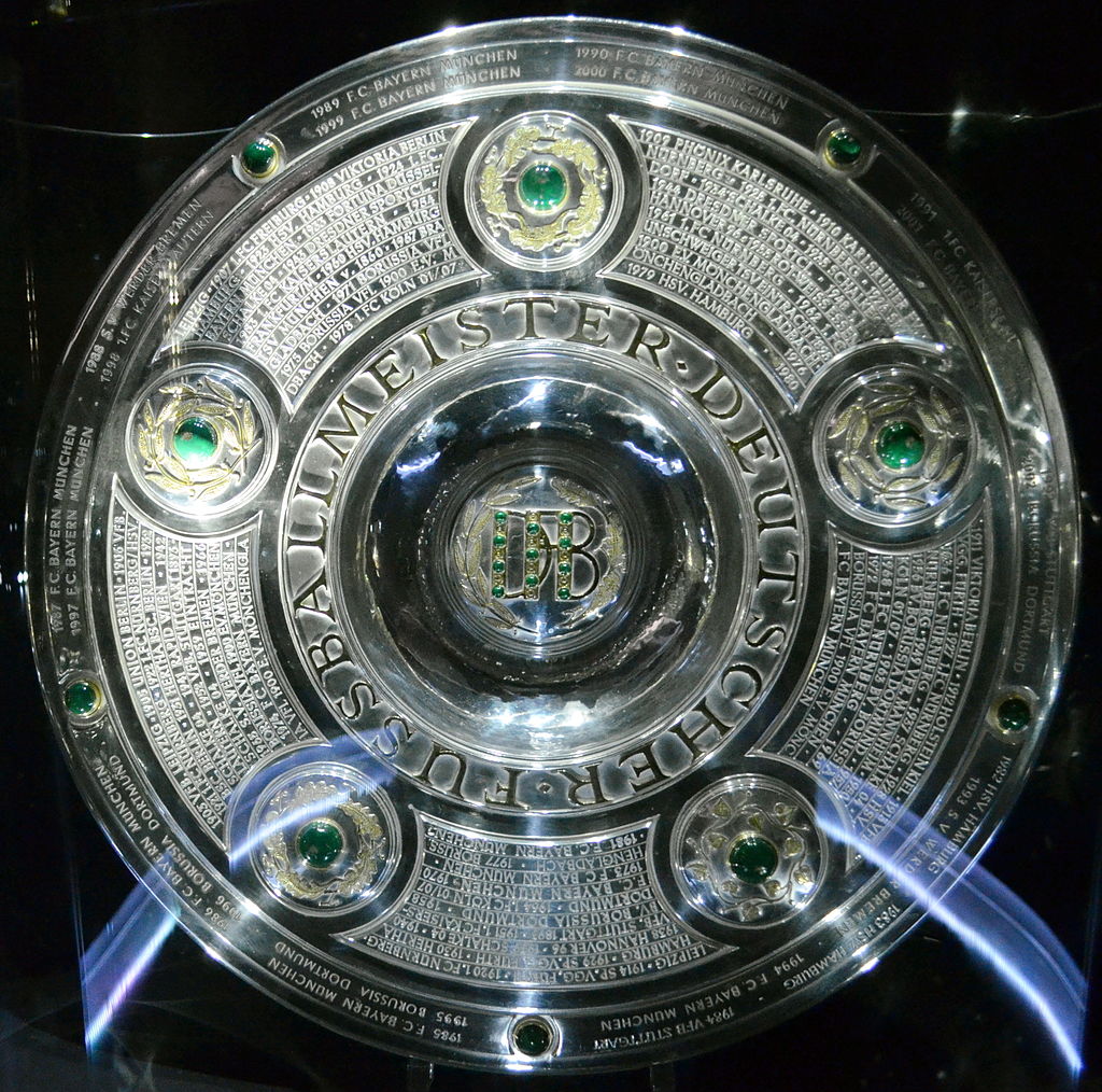 德甲历届冠军积分(从1963到2020，德甲历届冠军榜，拜仁夺冠数超其余11队总和)