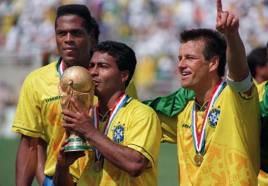2014巴西世界杯每个国家队当家球星(近三十年，巴西国家队的锋线，由盛转衰的标志性人物是谁？)