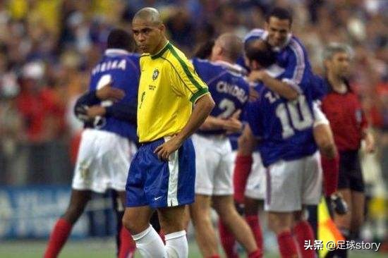 荷兰98年世界杯主力(【重述历史】1998年世界杯的巴西队，罗纳尔多一个人的巴西队)