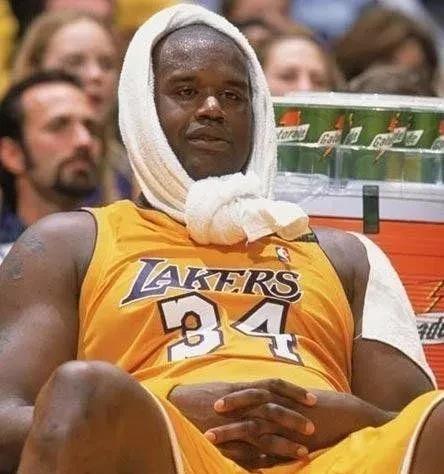 nba球员为什么披毛巾(揭秘NBA中毛巾有什么用，赛后都怎么处理，球星有专属的毛巾吗？)