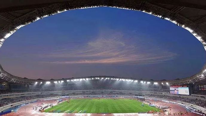 俄罗斯世界杯足球场能容纳多少人(扩建后能容纳7.2万人，上海体育场变身正宗“八万人”，改造只为这项世界顶级赛事？)