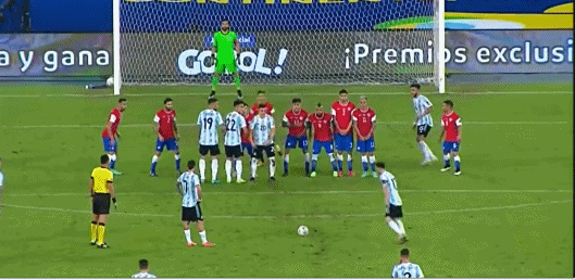 世预赛阿根廷vs智利(美洲杯-梅西任意球破门，巴尔加斯点球补射建功，阿根廷1-1智利)