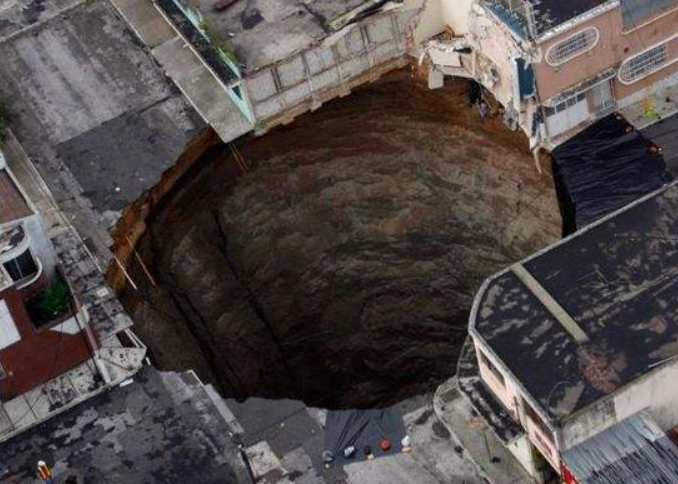 危地马拉天坑(全球最"恐怖"的天坑，在市区突现，15人丧生坑底，达90米之深)