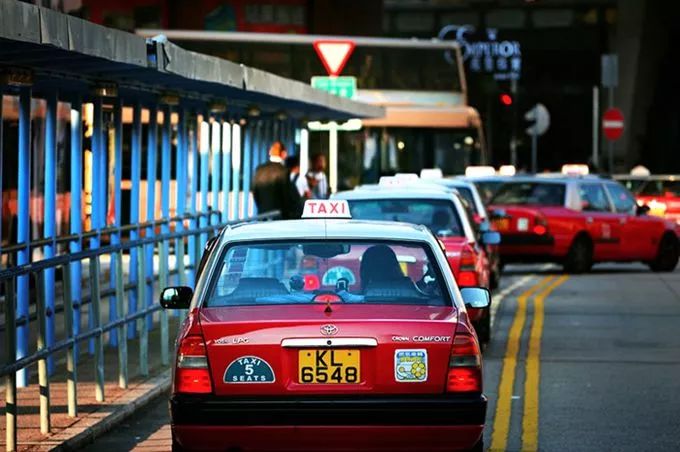 香港汽油价格(石油气混合动力出租车杀入香港市场，有意取代现役的“老皇冠”)