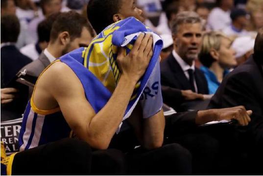 nba球员为什么披毛巾(揭秘NBA中毛巾有什么用，赛后都怎么处理，球星有专属的毛巾吗？)