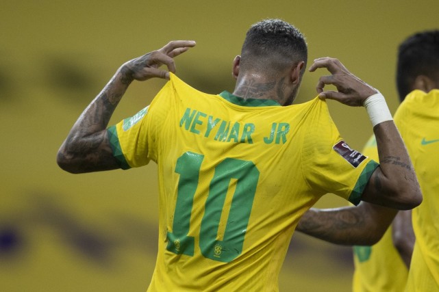 内马尔是巴西输球罪魁祸首(将超越贝利两大神迹，内马尔为何仍得不到巴西人的尊重？)