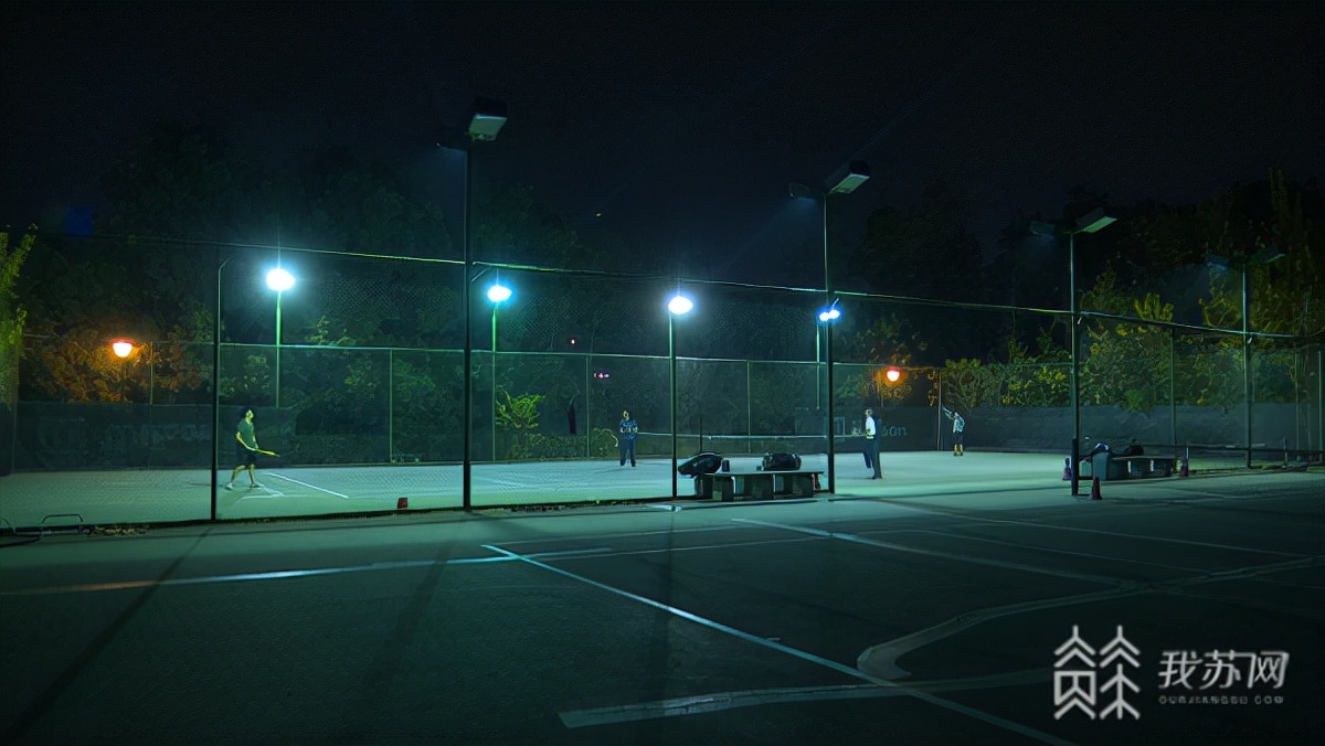 网球场运营方案(室外球场灯光不够亮 如何满足市民夜间打球需求？解忧帮)