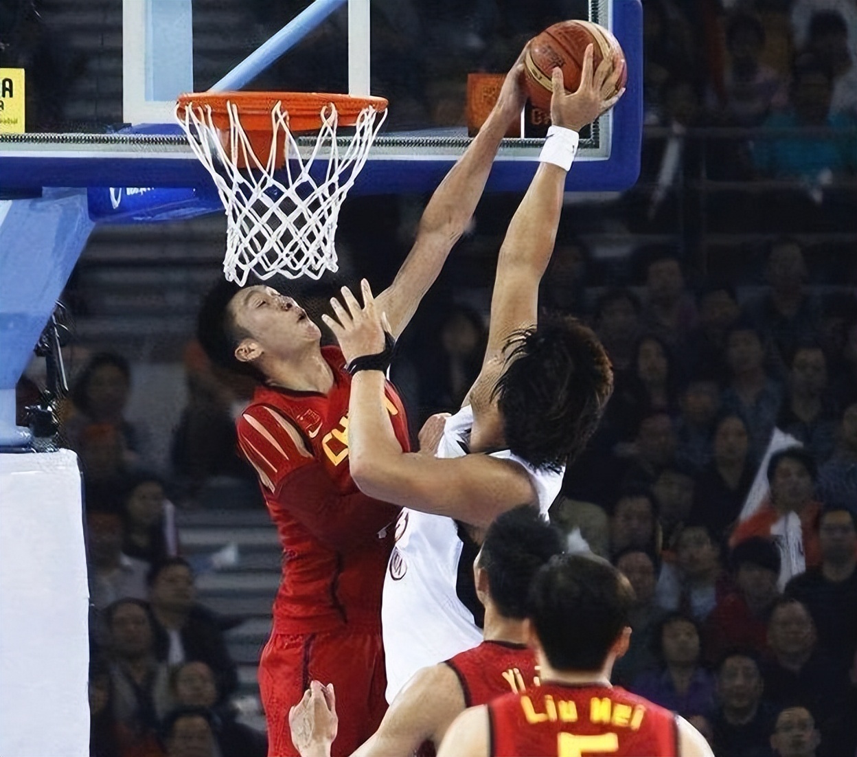 中国人打过nba的有哪些人(29.7分19板4.8帽！中国进入NBA的6名球员，前一年都是什么表现？)