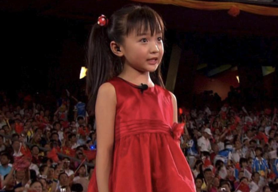 08奥运会假唱女孩(13年前，红衣女孩林妙可在奥运会上“假唱”，后来过得怎么样？)