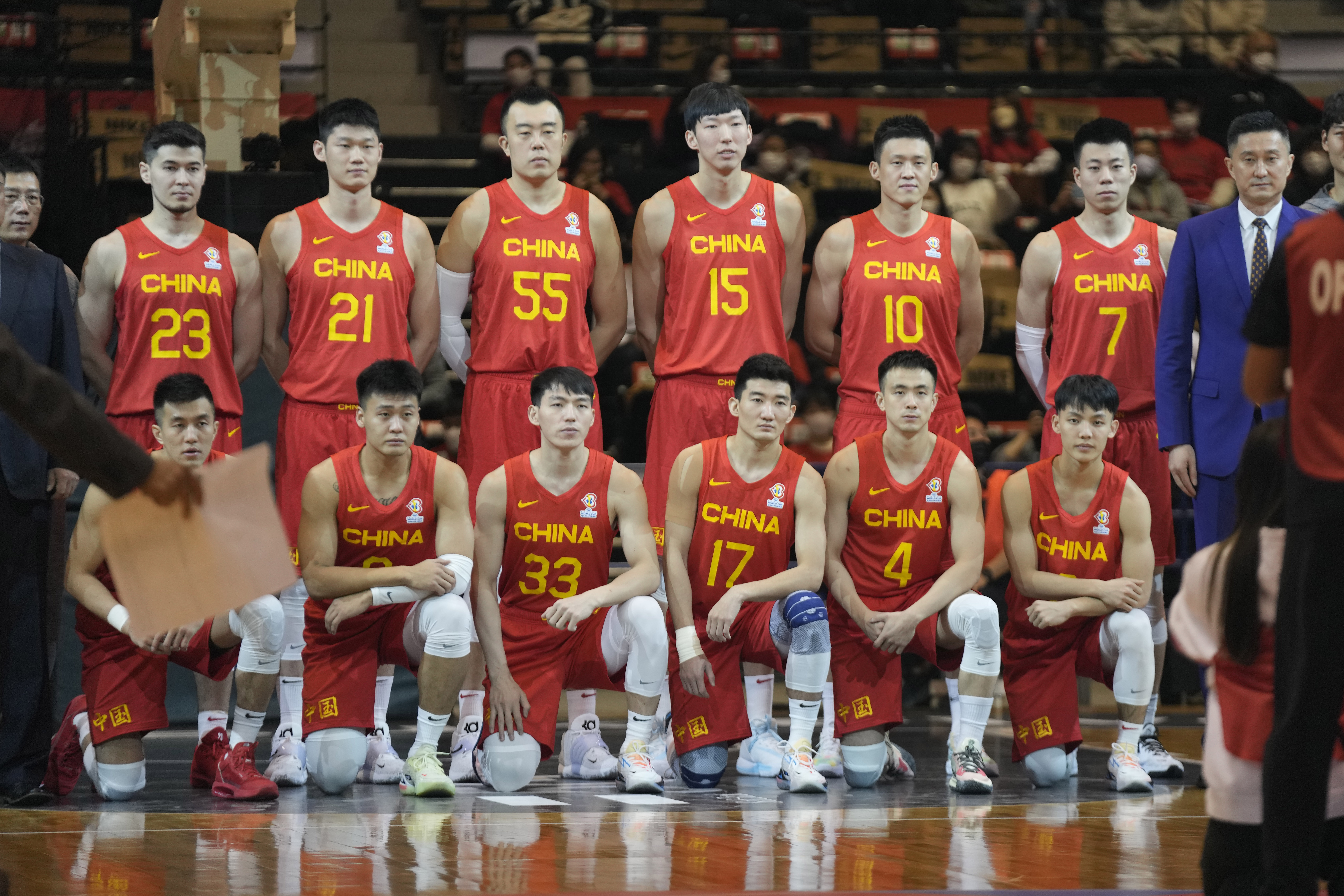 中国男篮迎来世界杯的第二场比赛(24 11周琦崴脚伤退，中国男篮4人得分上双大胜日本)