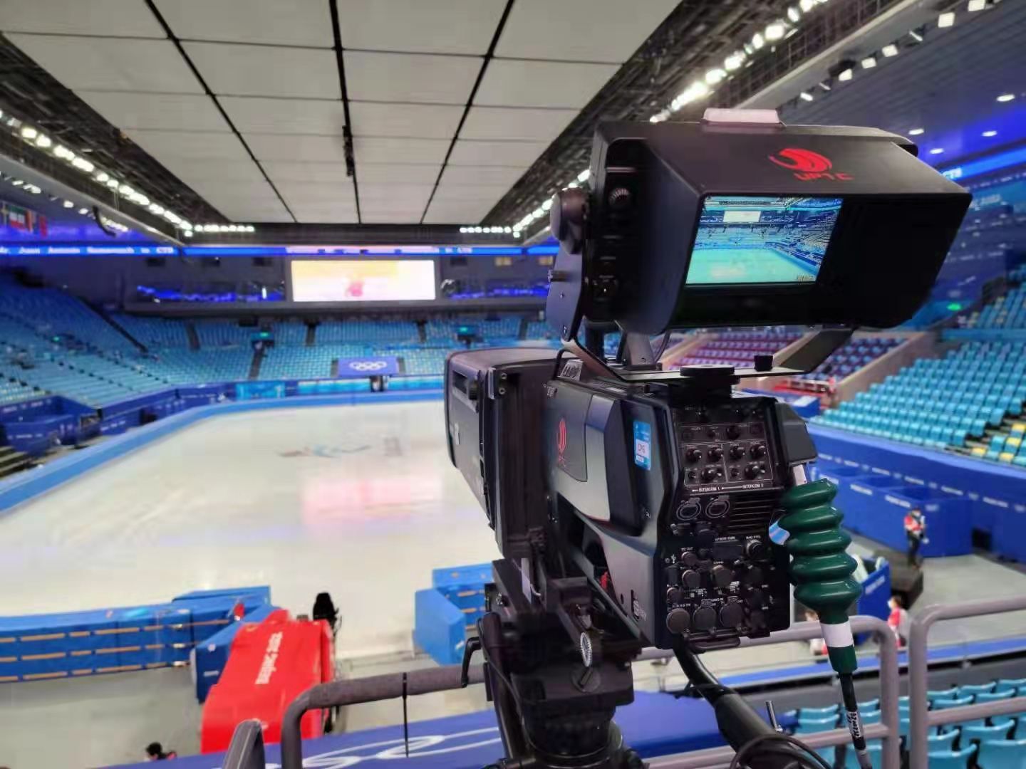 超级大屏看世界杯(8K 5G转播车开进冬奥场馆，市民可从8K超高清大屏看比赛)