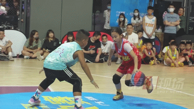 篮球比赛分数评估在哪里看(深圳9岁“篮球女孩”火出圈，简直不要太！飒！了)