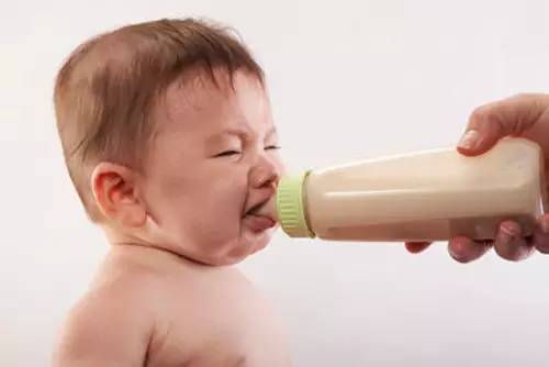 宝宝吃奶粉上火怎么办(宝宝喝奶粉上火？明明是你带错了娃！)