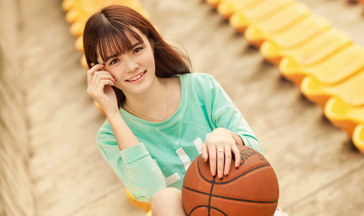 会打篮球的女生怎么撩(拥抱阳光，面对微笑，简简单单的篮球女神撩到了所有人)