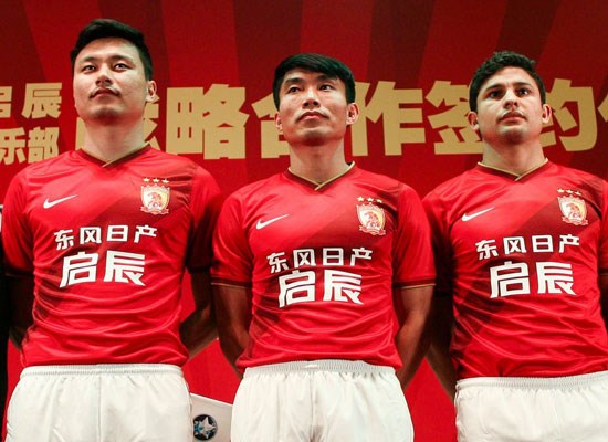 足球队服广告位置(广州恒大队服广告又要换了，这次换个啥？)