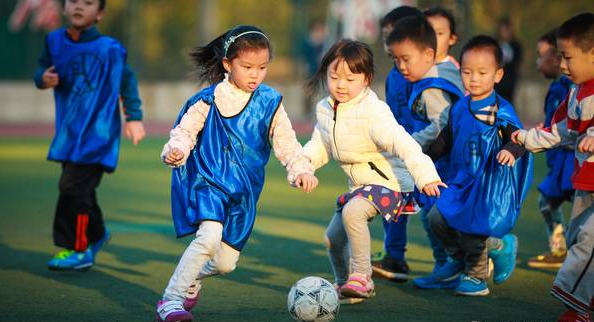 4岁儿童踢几号足球(足球当然要从娃娃抓起，国外孩子5岁就踢球我们再不踢就晚了)