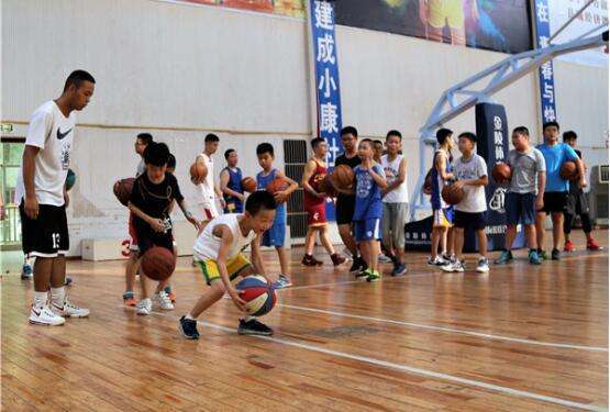 中国人为什么不去打nba(中国打篮球的人那么多，为什么没有多少人进NBA?)