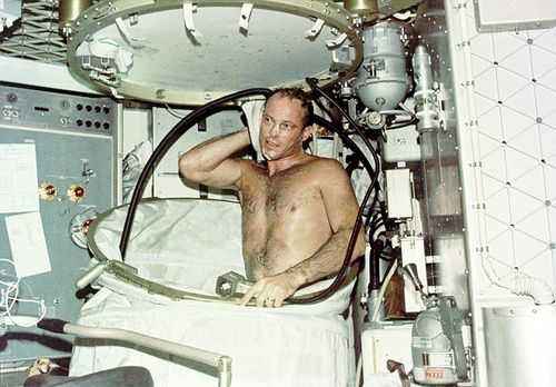 宇航员在空间站能洗澡吗(宇航员怎样洗太空澡？女航天员很受照顾，但这种空间站出现才可以)