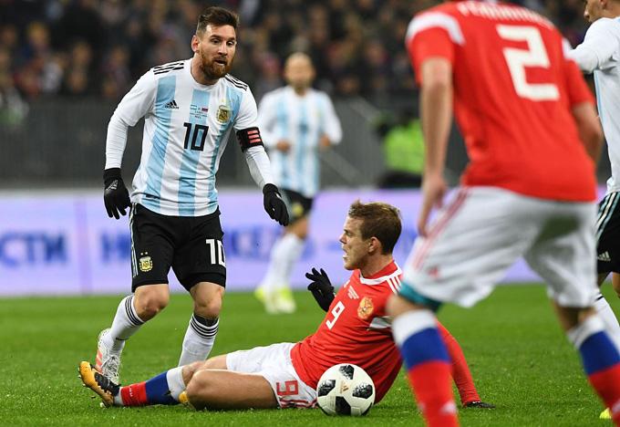 阿根廷世界杯的动图(梅西提前“踩点”世界杯场地，阿根廷靠越位球绝杀东道主)