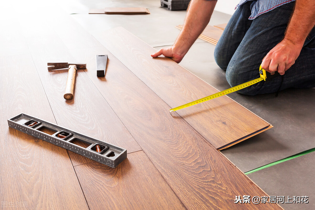 地板胶怎么使用(铺木地板的步骤)