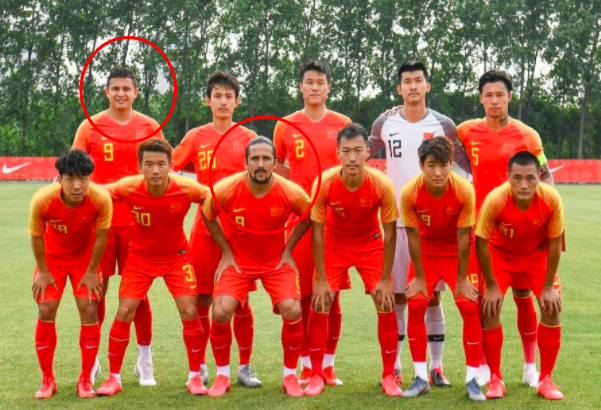 中国男足2002世界杯全家福(71年纪录改写，国足史上最另类全家福出炉，网友：这哥俩是巴西族)