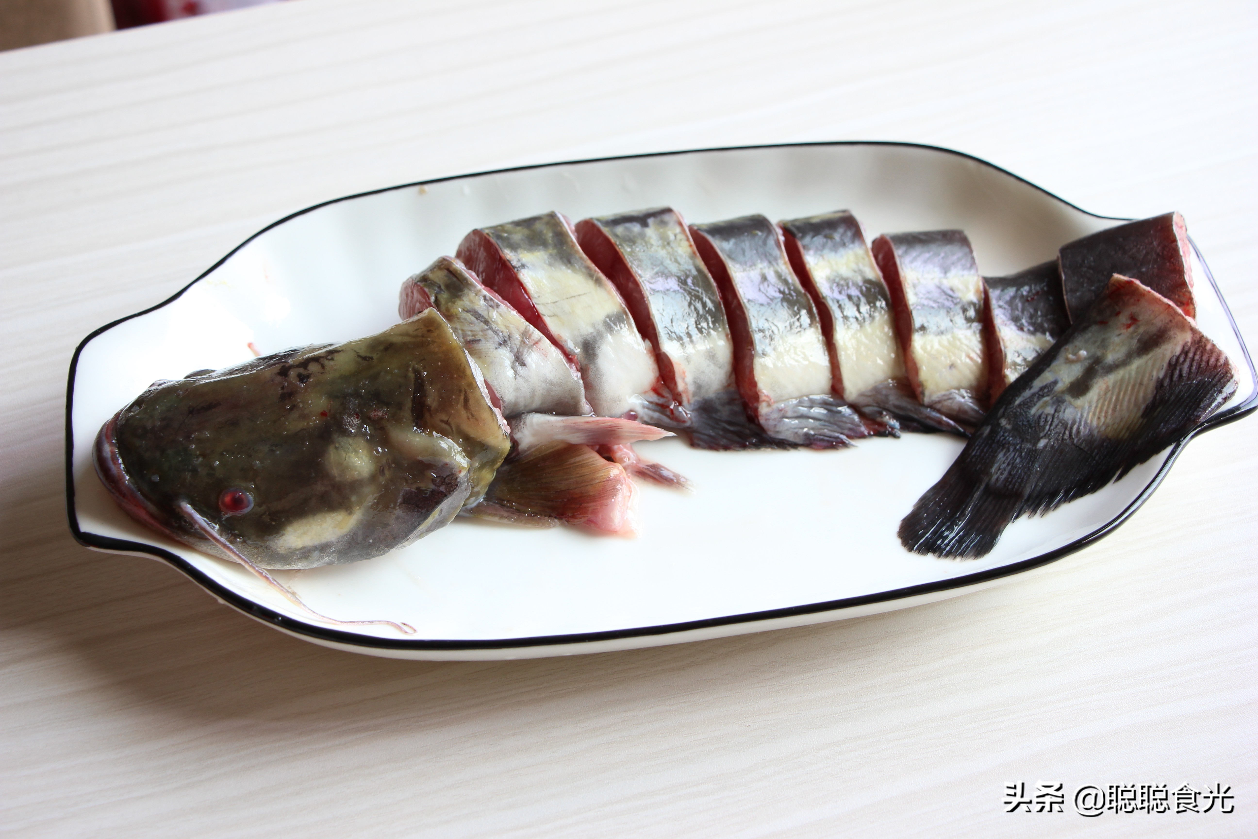 大蒜烧鲶鱼(入秋多吃这个鱼，价格不贵，营养丰富味道鲜美，又香又下饭)