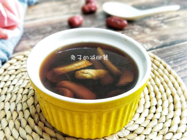 红枣姜茶的做法(1碗水，6个大红枣，1大片鲜姜，煮碗红枣姜汤茶喝，冬天特别暖和)