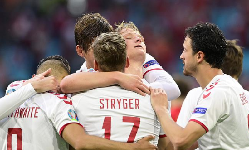 丹麦vs威尔士(丹麦4-0大胜威尔士！抢到欧洲杯首个8强席位，足球童话继续上演)