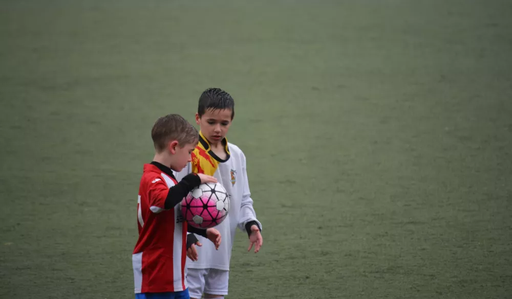 足球可以锻炼孩子什么(足球既是一种运动，也是一种教育，可以改善孩子5大性格弱点)