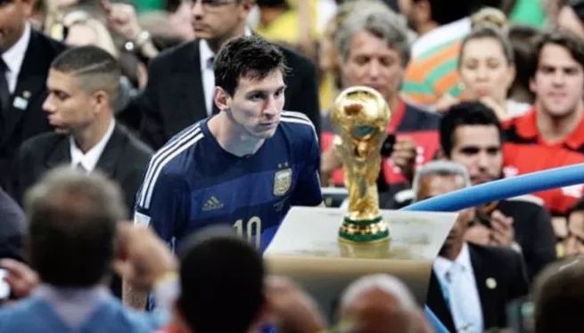 梅西凝望世界杯摄影图片分析(曾经这张照片看哭了很多球迷，好作品是怎么诞生的？)
