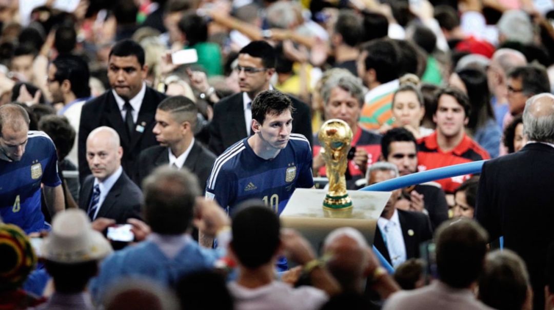 梅西凝望世界杯摄影图片分析(曾经这张照片看哭了很多球迷，好作品是怎么诞生的？)