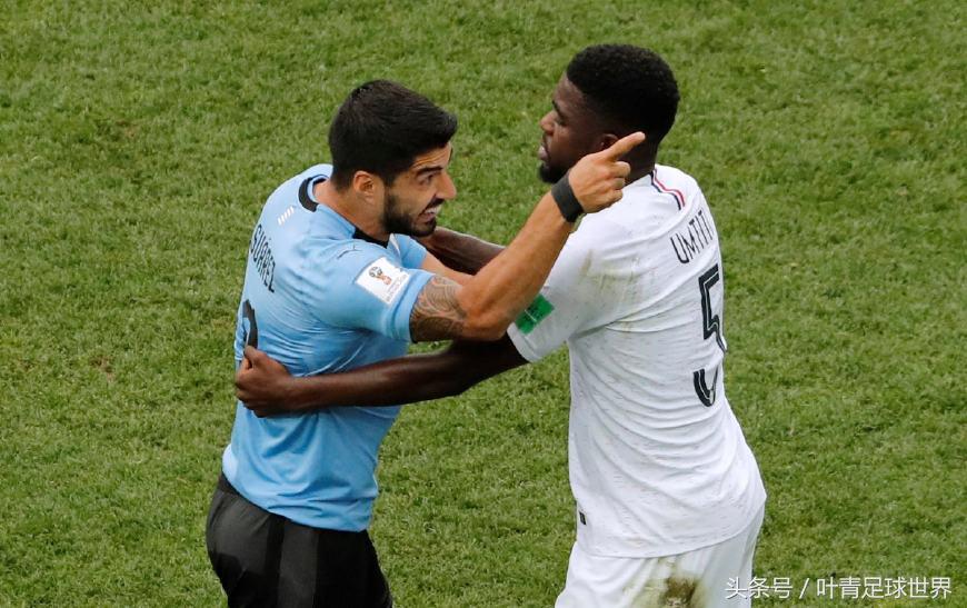 世界杯法国乌拉圭打架(世界杯大规模冲突！姆巴佩假摔遭怒斥，两队16人围住裁判)