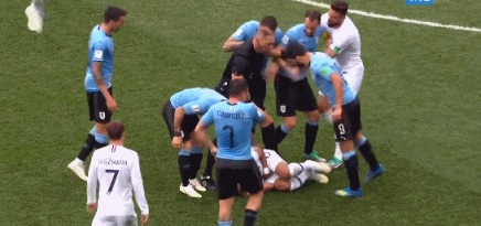 世界杯法国乌拉圭打架(世界杯大规模冲突！姆巴佩假摔遭怒斥，两队16人围住裁判)