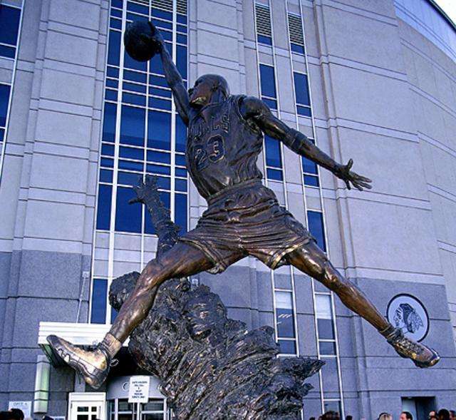 nba有哪些球星有雕塑(10位在球馆外拥有雕像的NBA球员，每个人都是一个时代)