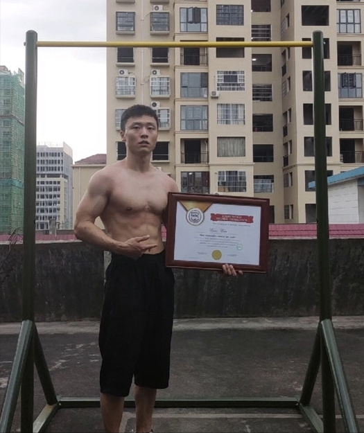 单杠双力臂(江西22岁小伙，练习健身10个月，就把双力臂世界纪录留在了中国)