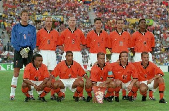 荷兰98世界杯阵容(98年世界杯，巴西击败全明星阵容的荷兰队，算是冷门吗)