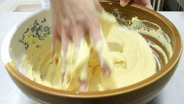怎样做玉米面发糕(面点师分享最简单的玉米面发糕做法，蓬松柔软像蛋糕)