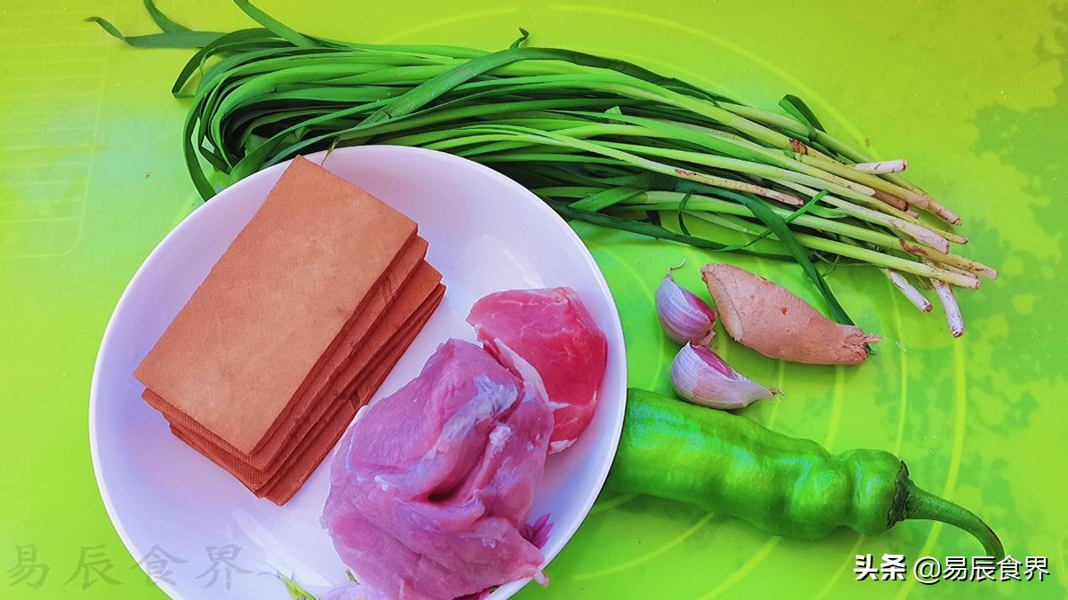 香干炒肉的做法(必须会做的香干韭菜炒肉，开胃下饭软嫩鲜香，特地道的家常小炒)