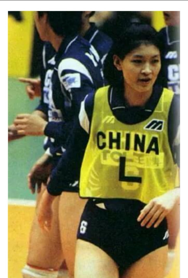 女排2007年世界杯中国队(举例说明中国女排的历史定律！世界杯年副攻总出“高人”)