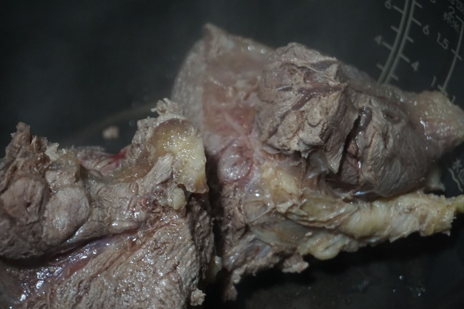 牛腱子怎么做(酱牛腱子肉用对料才入味，肉质紧嫩不干不柴，老人30多年的经验​)