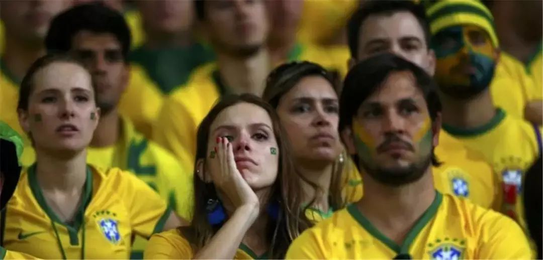 世界杯决赛巴西惨败(世界杯惨案：巴西家门口1-7不敌德国，桑巴球迷难以置信)