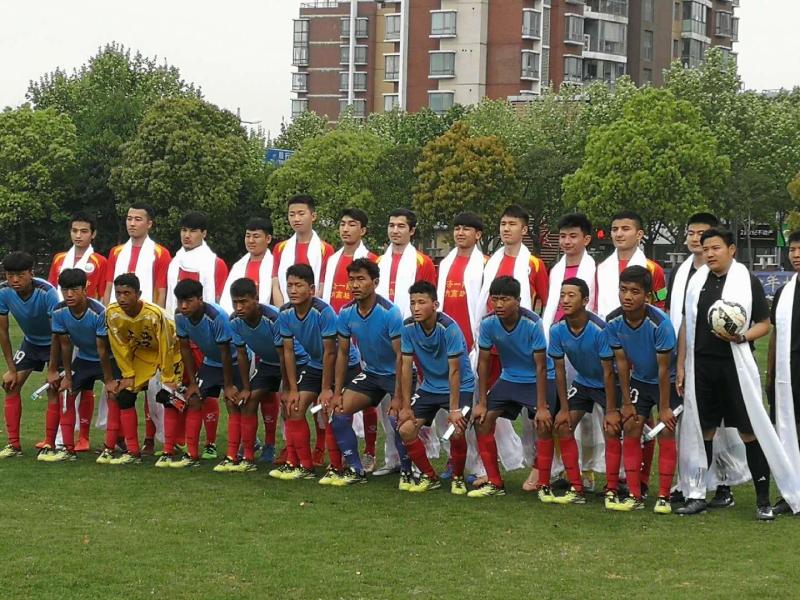 西藏足球运动员(这批日喀则孩子来沪追逐足球梦，杨浦校园足球小将助他们梦想成真)