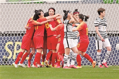 女子中韩足球比赛(4比3逆转韩国 东京奥运会，中国女足来了)