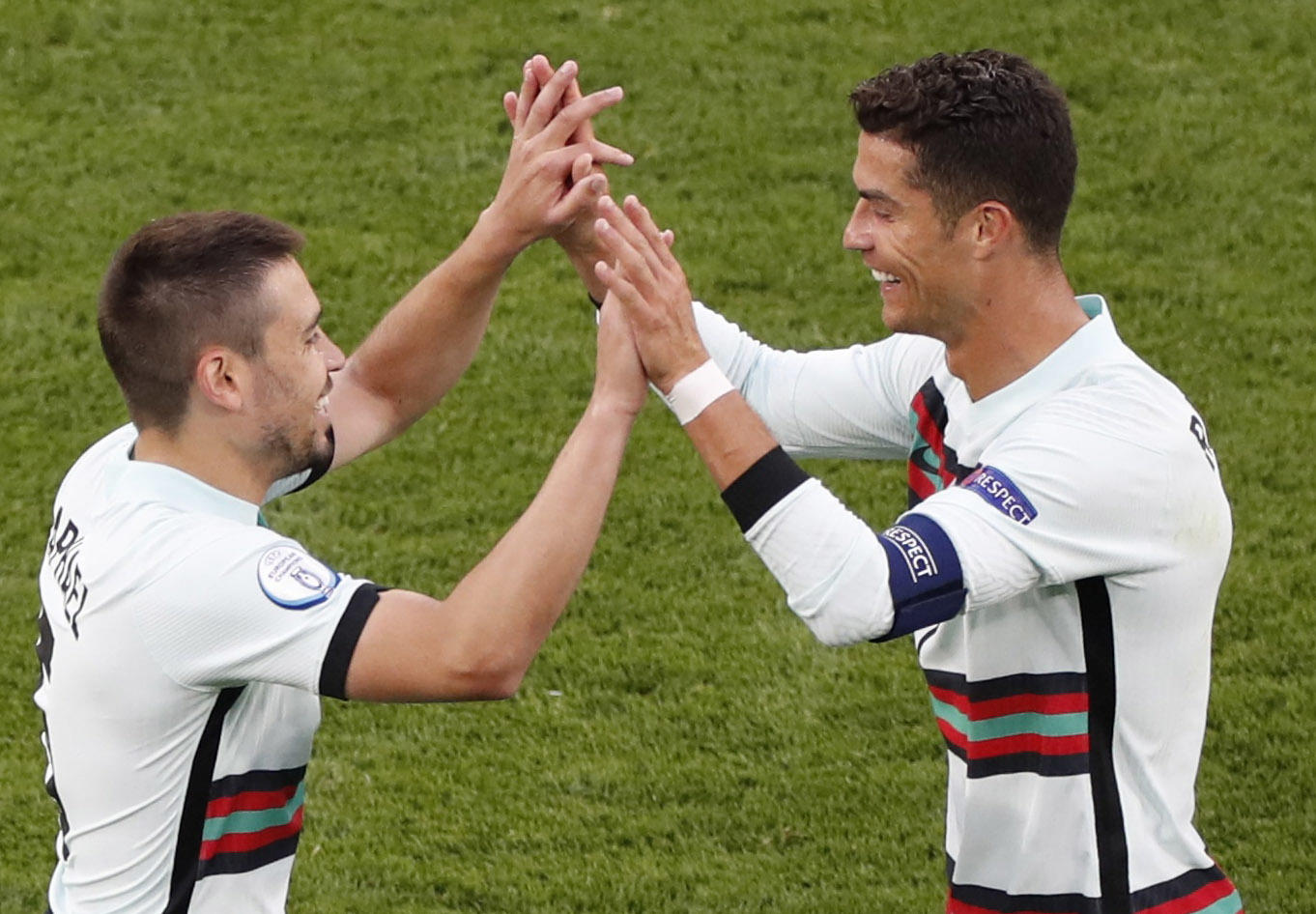 葡萄牙vs匈牙利比分(C罗梅开二度欧洲封王！葡萄牙3-0击败匈牙利，赢下卫冕之旅开门红)